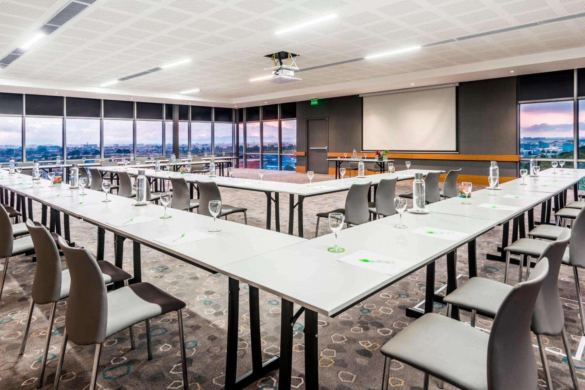 Hotel Courtyard By Marriott Bogota Airport Exterior foto